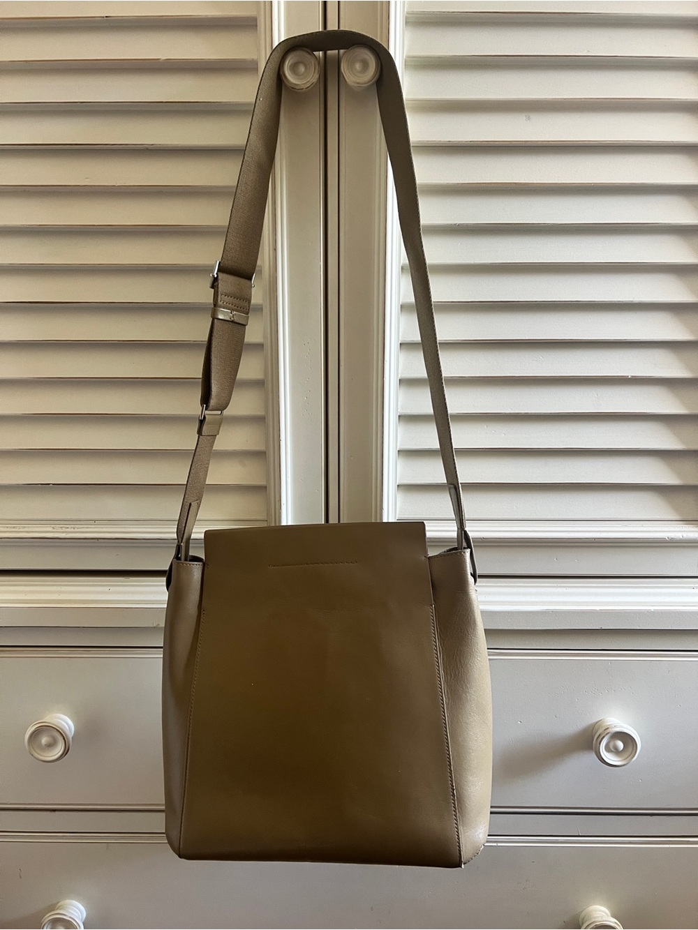 Everlane The Form Leather Shoulder Bag in Khaki